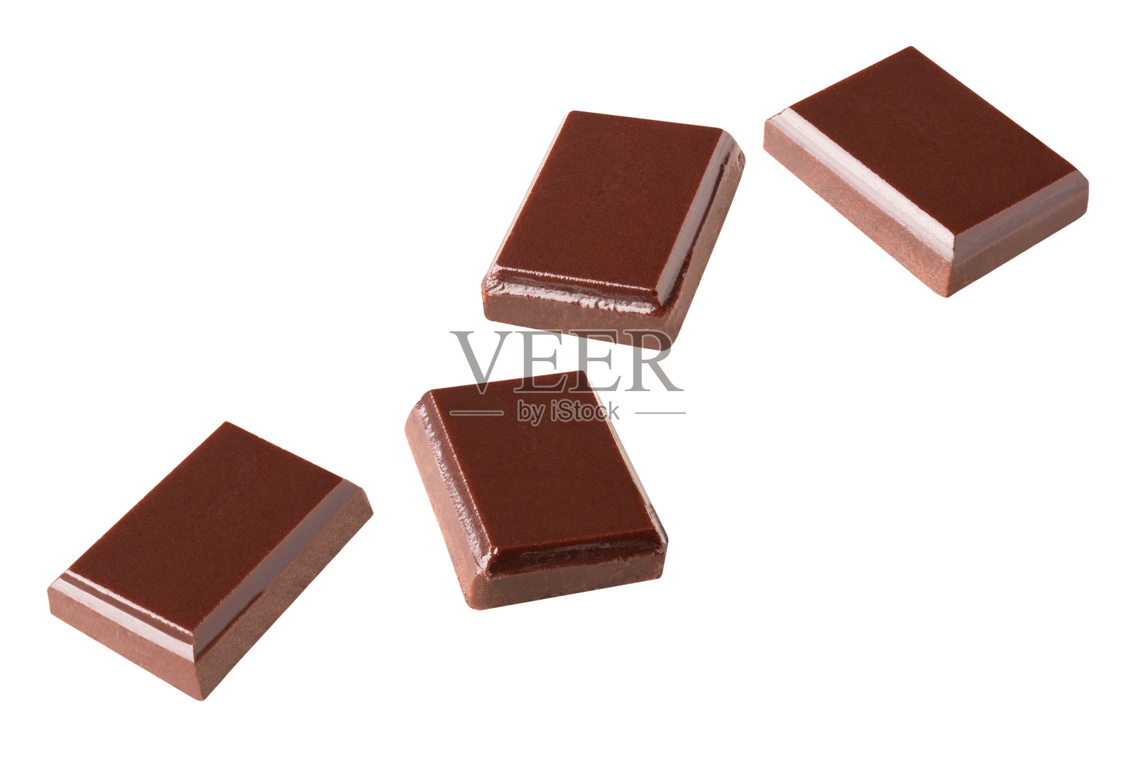 巧克力碎片在空中飞行的白色背景收集。剪辑路径。照片摄影图片