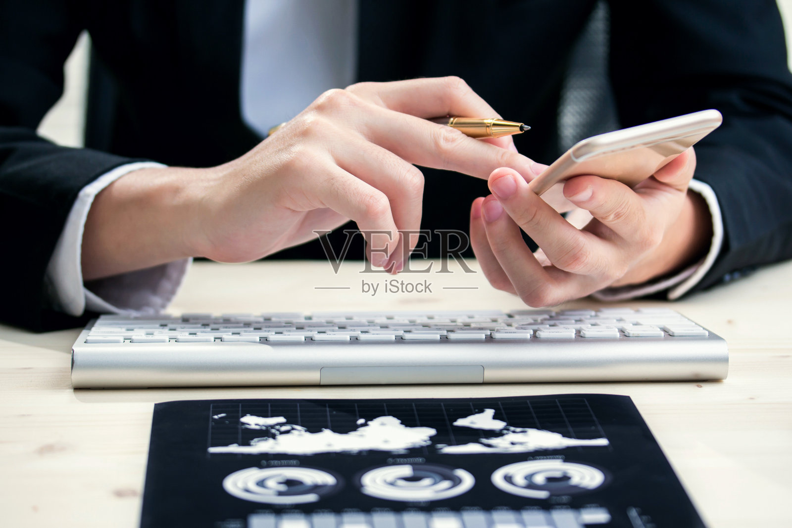 商务人士使用智能手机照片摄影图片