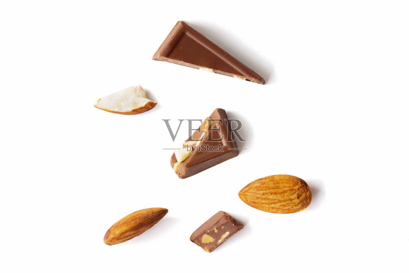杏仁牛奶霹雳顶视图和黑巧克力孤立的白色照片摄影图片