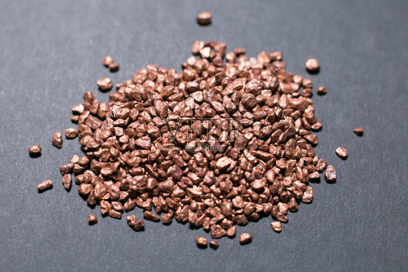 黑色背景上的小铜片堆照片摄影图片