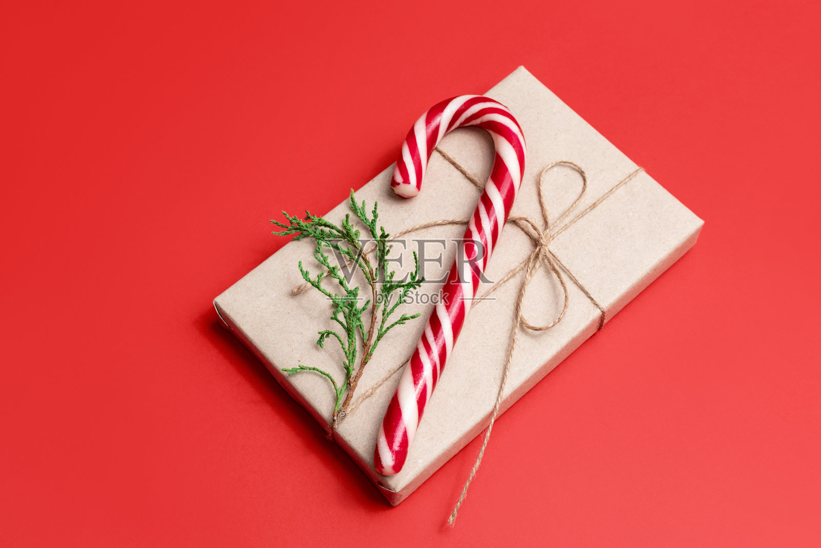 红色背景上的新年礼物照片摄影图片