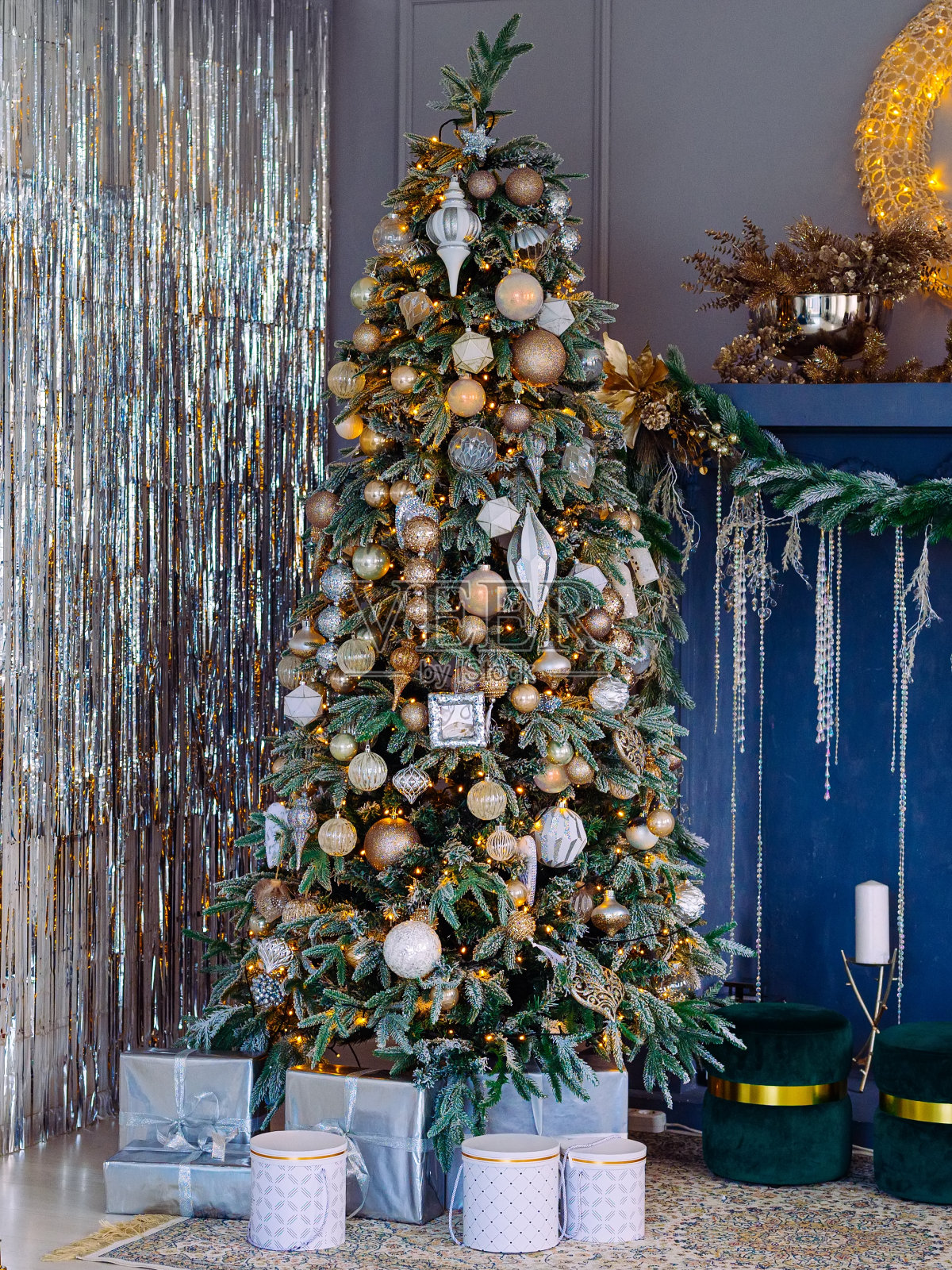 用金色、白色和银色装饰圣诞装饰品和礼物的大型人造冷杉树照片摄影图片