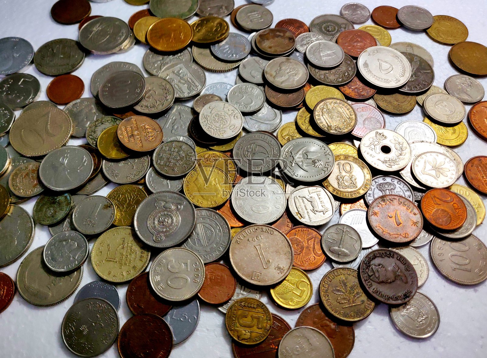 收藏不同国家的硬币，由不同的金属制成照片摄影图片