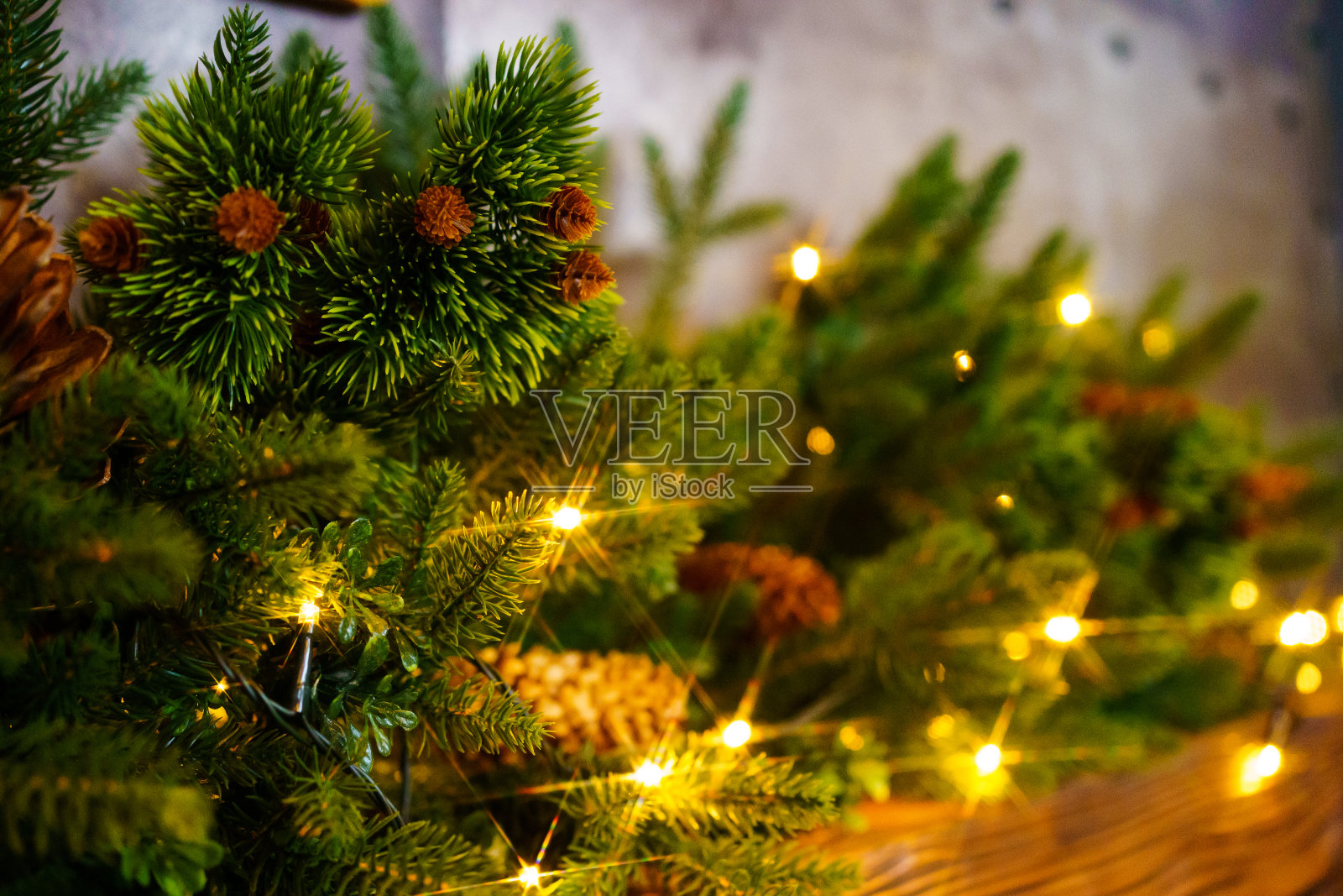 有球果和花环的木架子上的人造云杉树枝。照片摄影图片