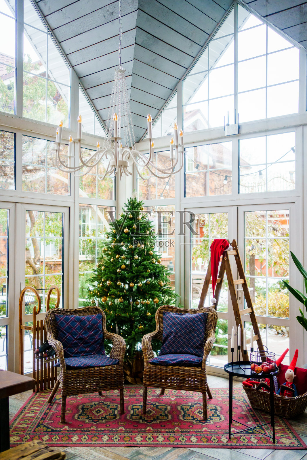 带有大窗户的乡村房子的新年装饰。照片摄影图片