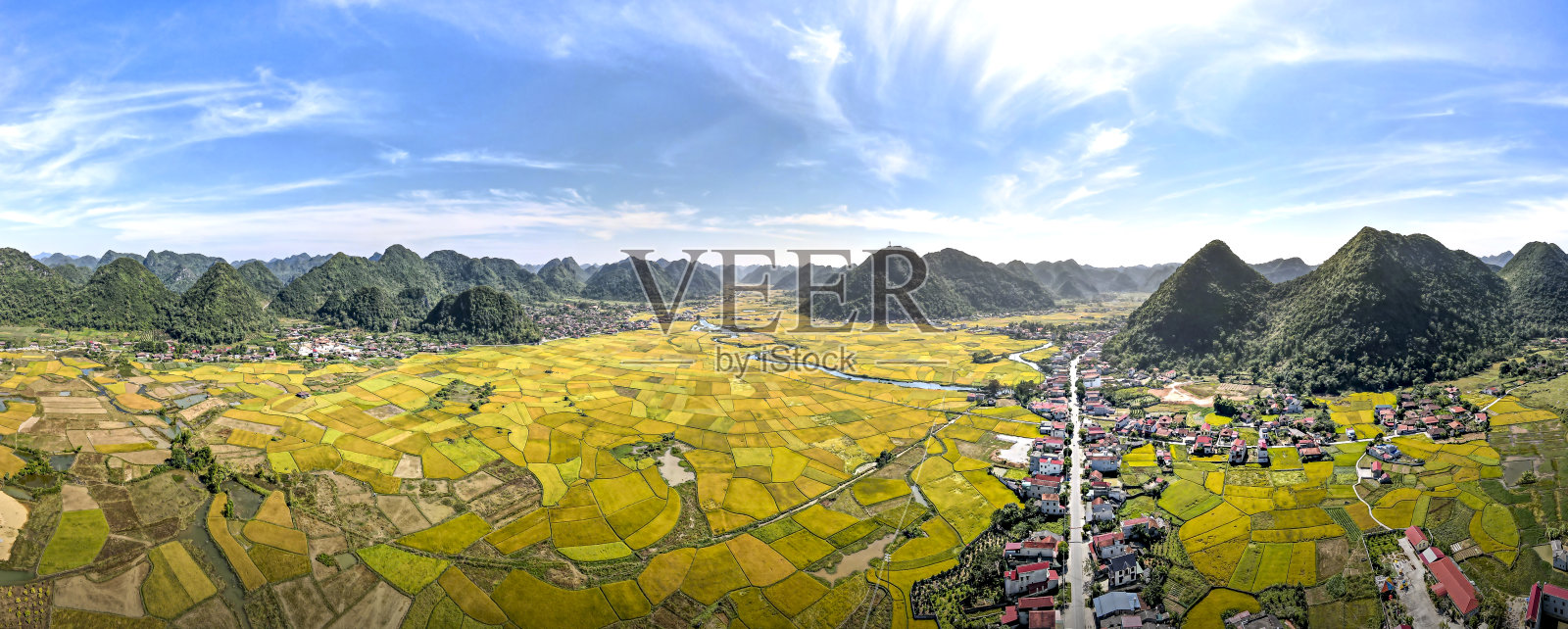 在越南谅山省北森地区收获季节，北森河谷与黄色稻田的全景照片摄影图片