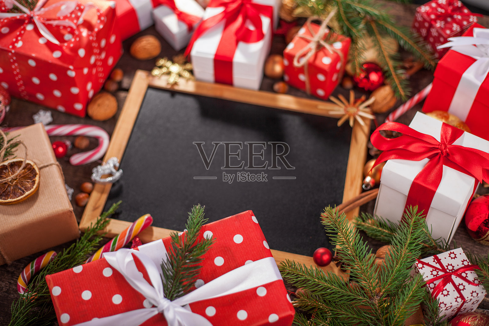 圣诞快乐的背景-黑色黑板在木框架照片摄影图片