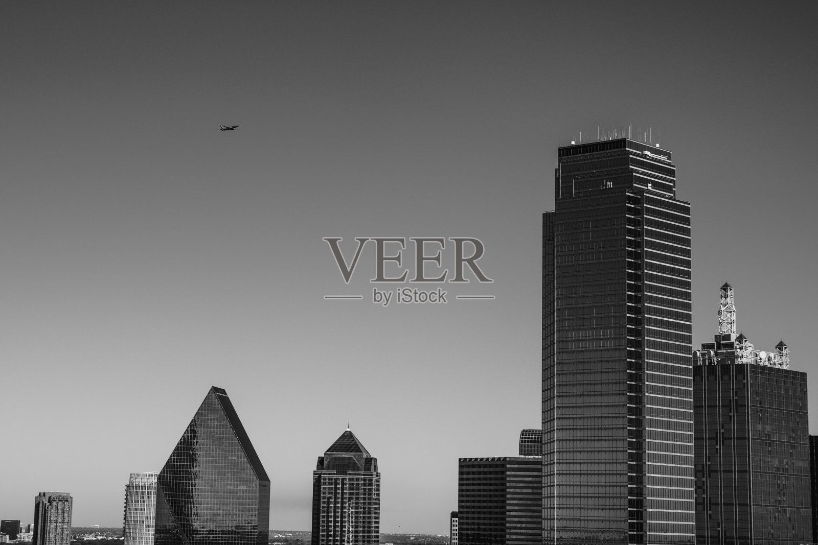 飞机飞过摩天大楼照片摄影图片