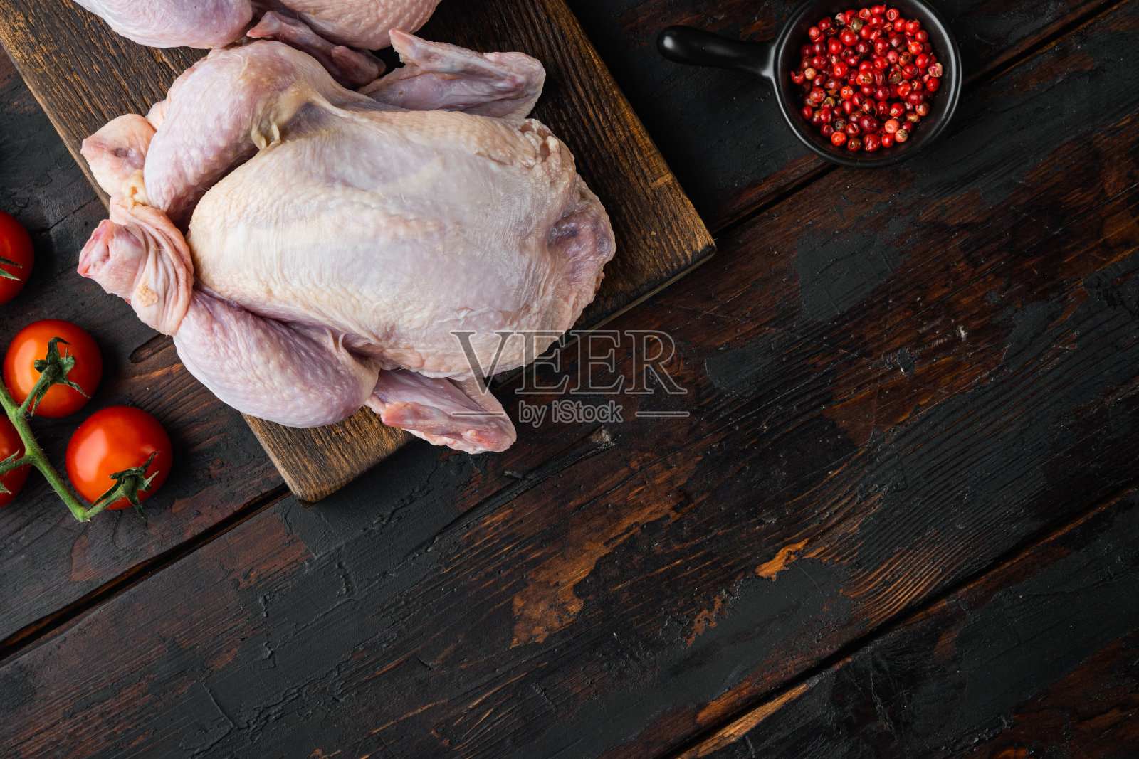 旧木桌上带有配料的完整原生态生鸡，顶部视图带有文字留白照片摄影图片