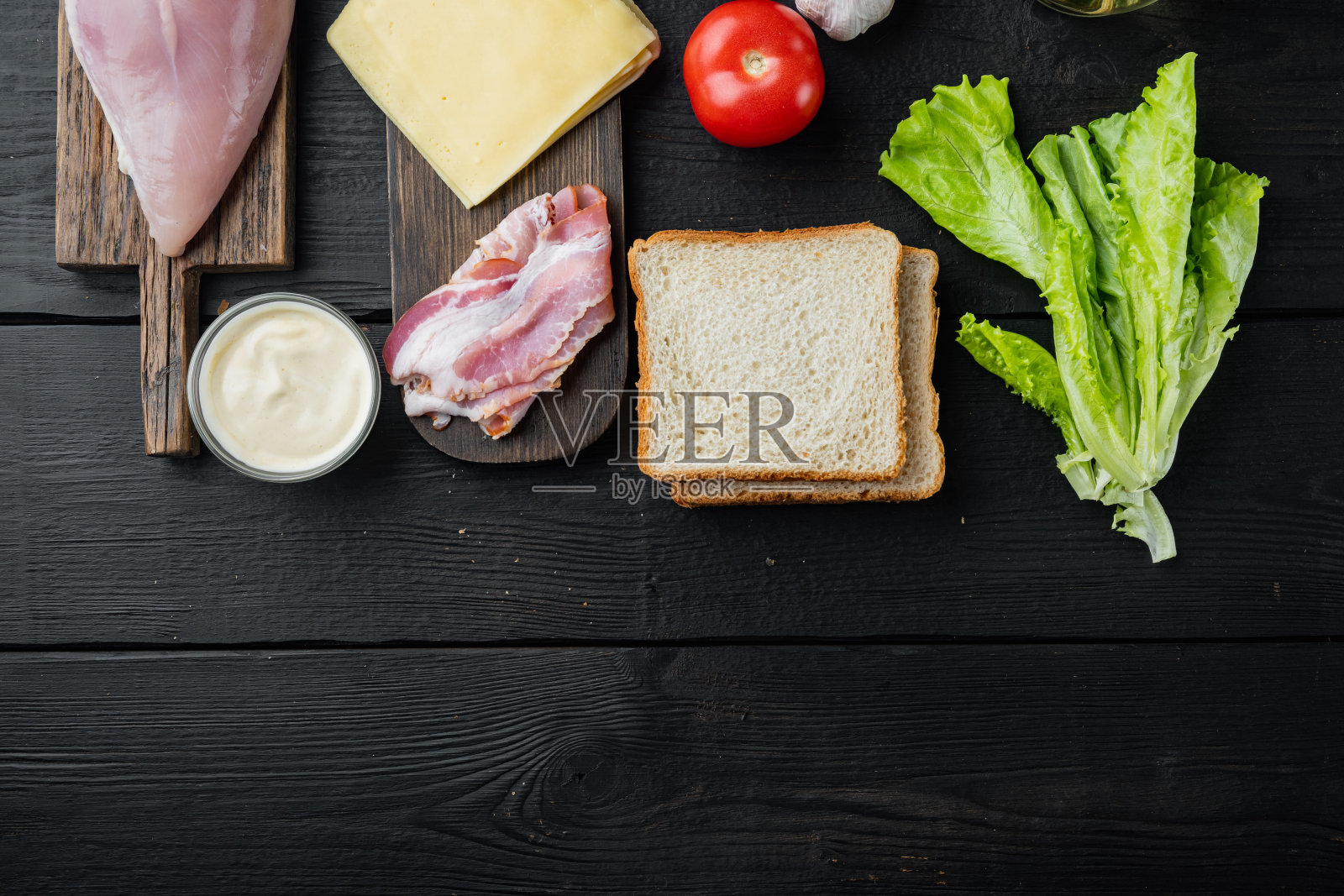 配料为三明治，培根，奶酪，番茄，鸡肉，生菜，酱汁，黑色木质背景，俯视图与文本空间照片摄影图片