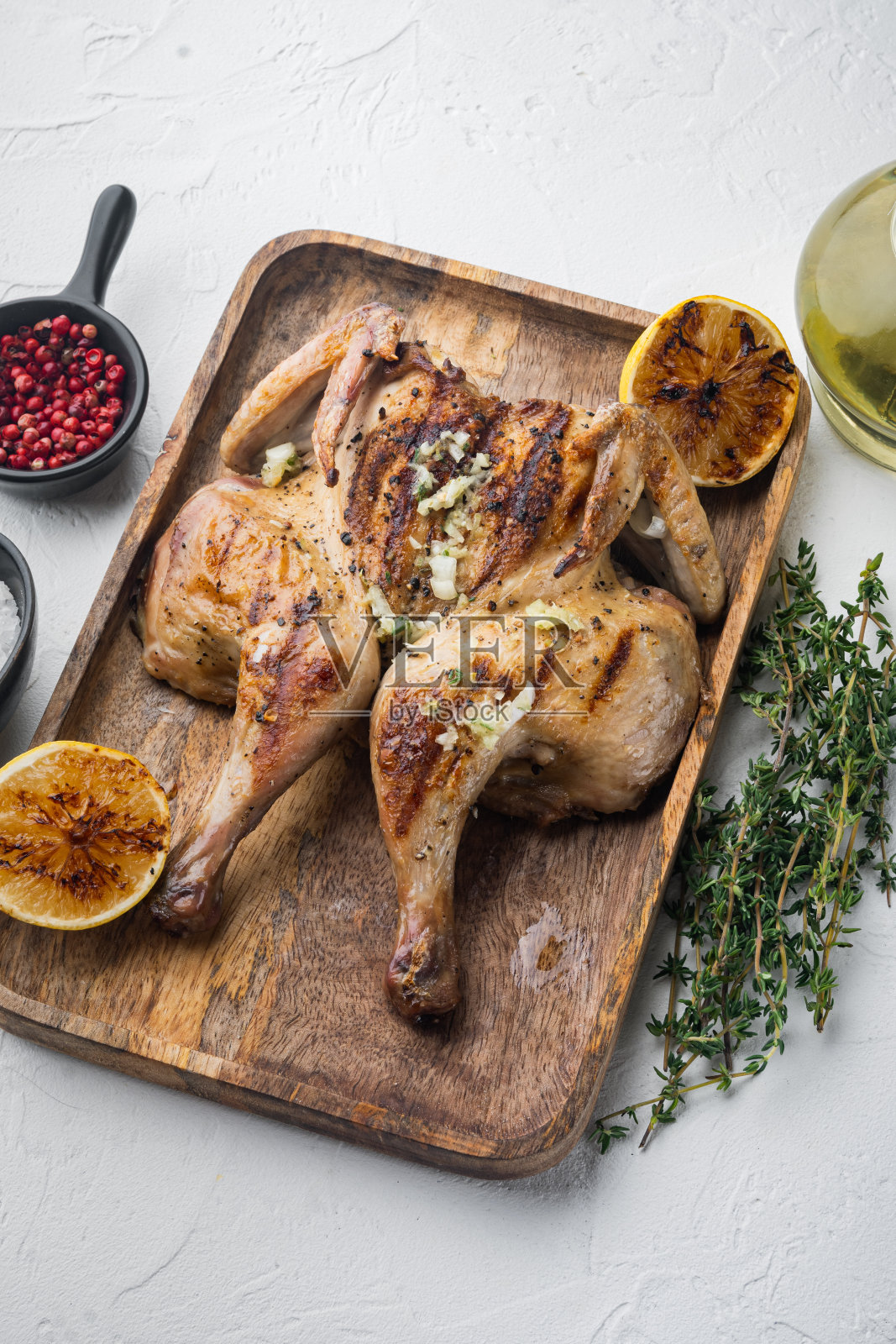 蝴蝶烤鸡，脆皮，白色背景照片摄影图片