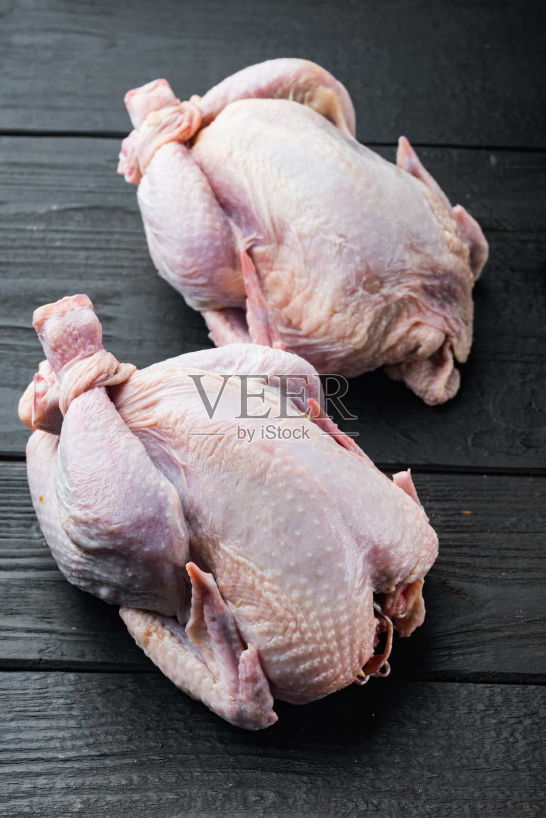 全生散养鸡，黑色木质背景照片摄影图片