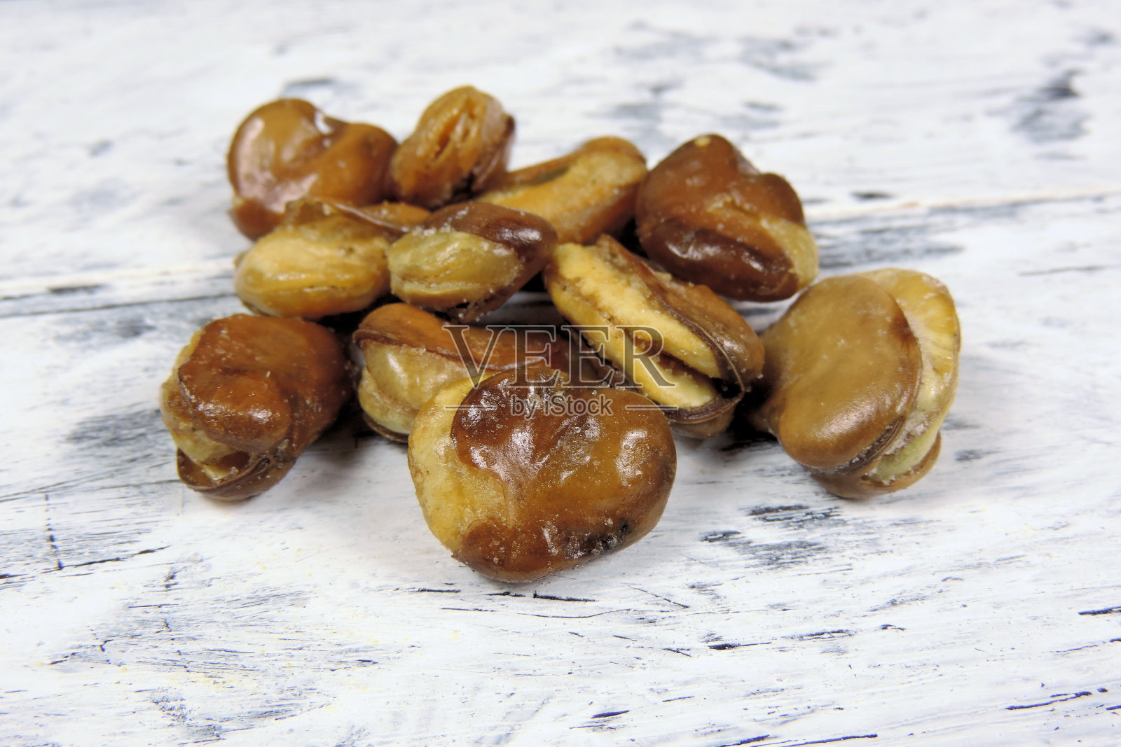 大蒜炒豆，一种美味的小吃，有选择的重点照片摄影图片