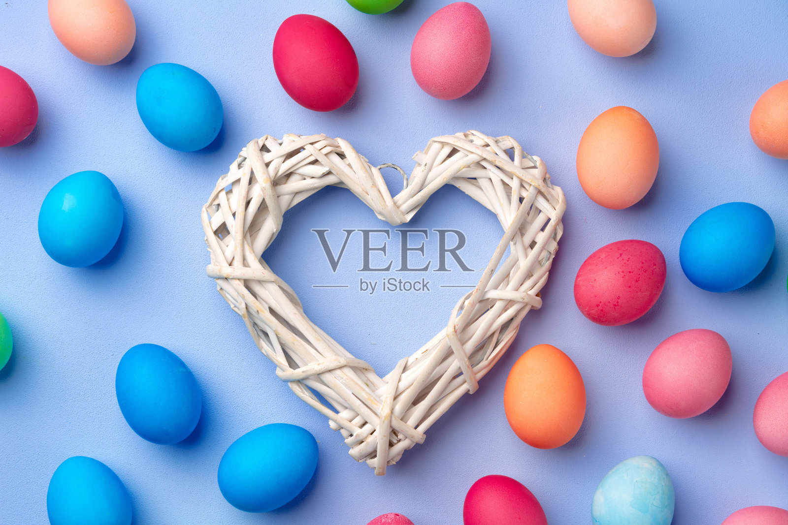 彩色的复活节彩蛋在蓝色的背景俯视图照片摄影图片