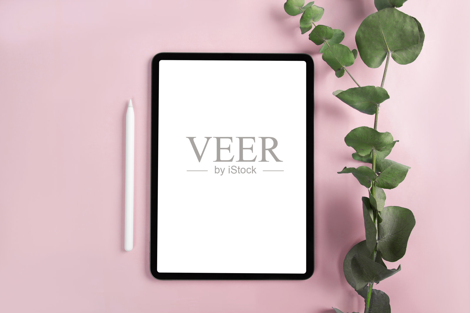 2020-10-29,基辅,乌克兰。iPad pro，白色屏幕，蓝色背景，铅笔照片摄影图片