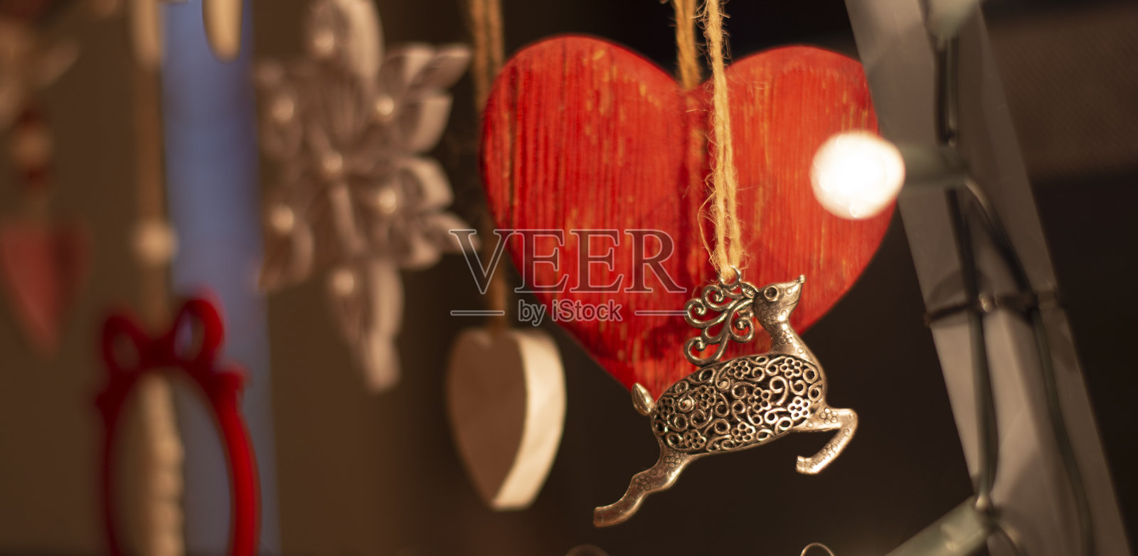 金属鹿。悬挂的圣诞树装饰品。圣诞装饰。照片摄影图片