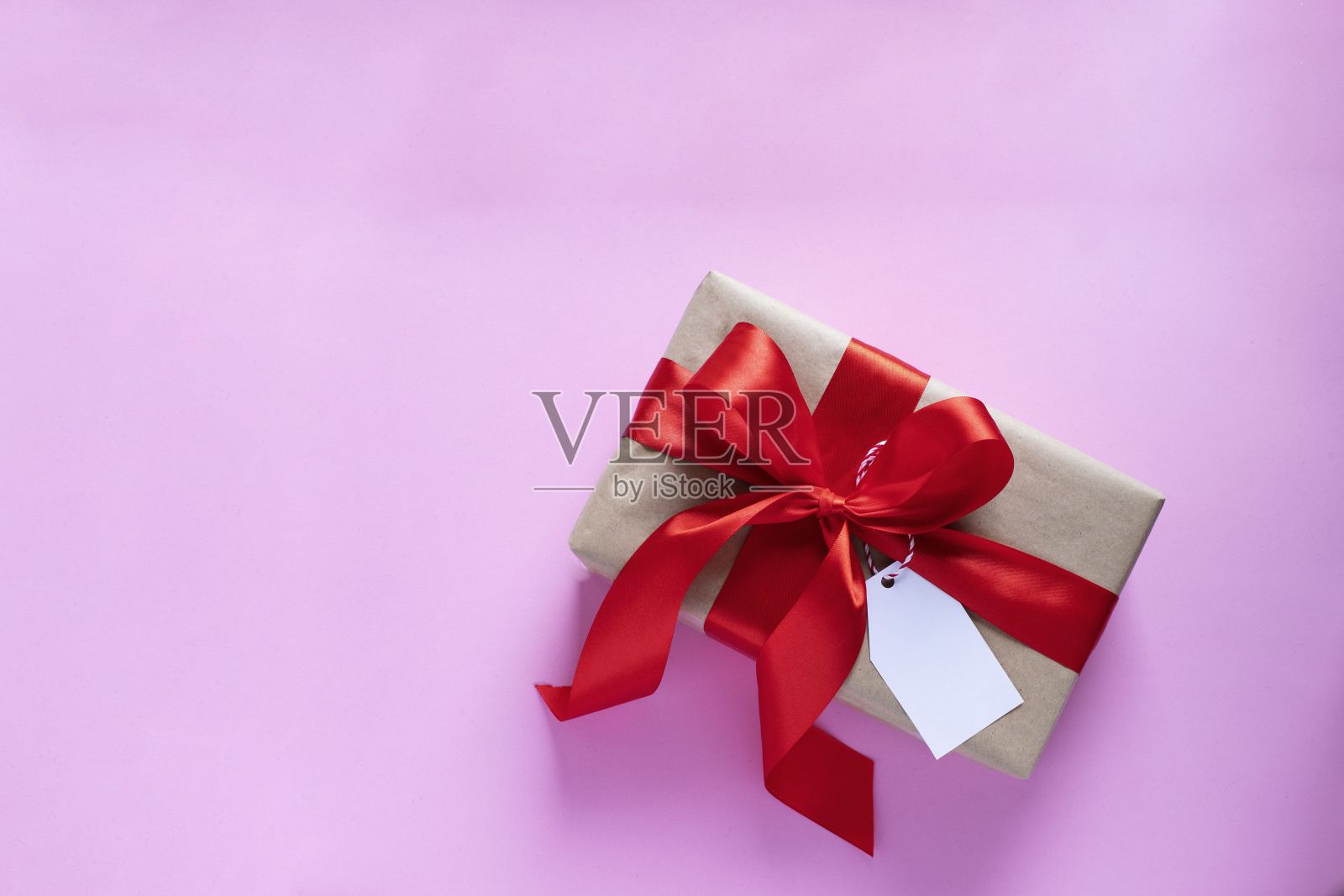 用红丝带系着的礼物照片摄影图片
