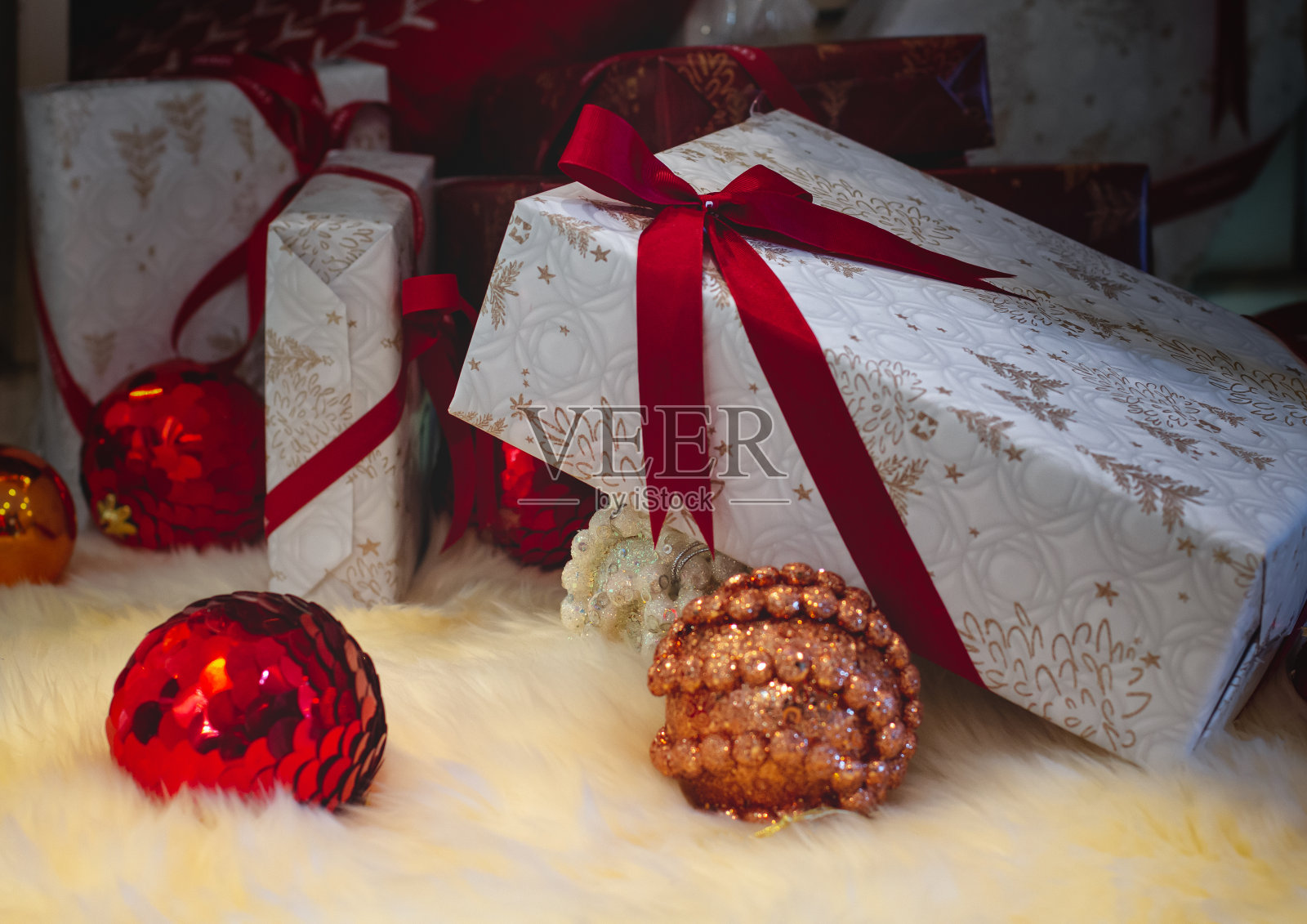 圣诞背景和新年背景的礼品盒。为假期做准备。顶部视图与复制空间。照片摄影图片