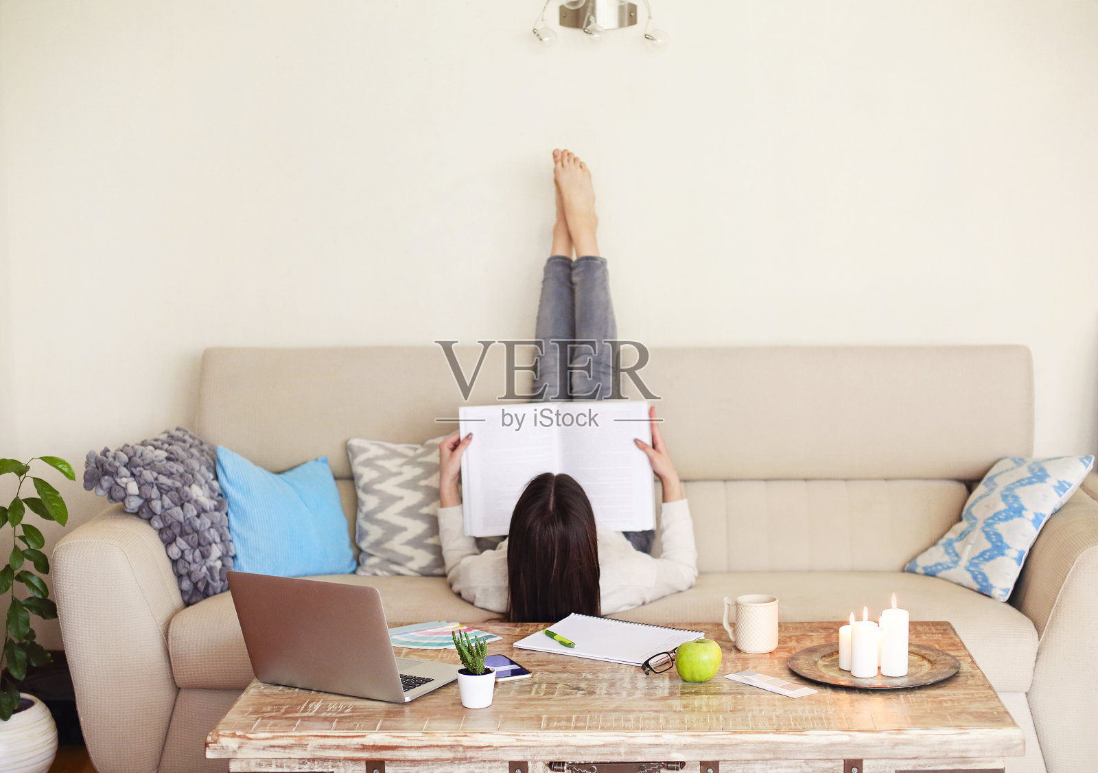 年轻女子在家里读书照片摄影图片