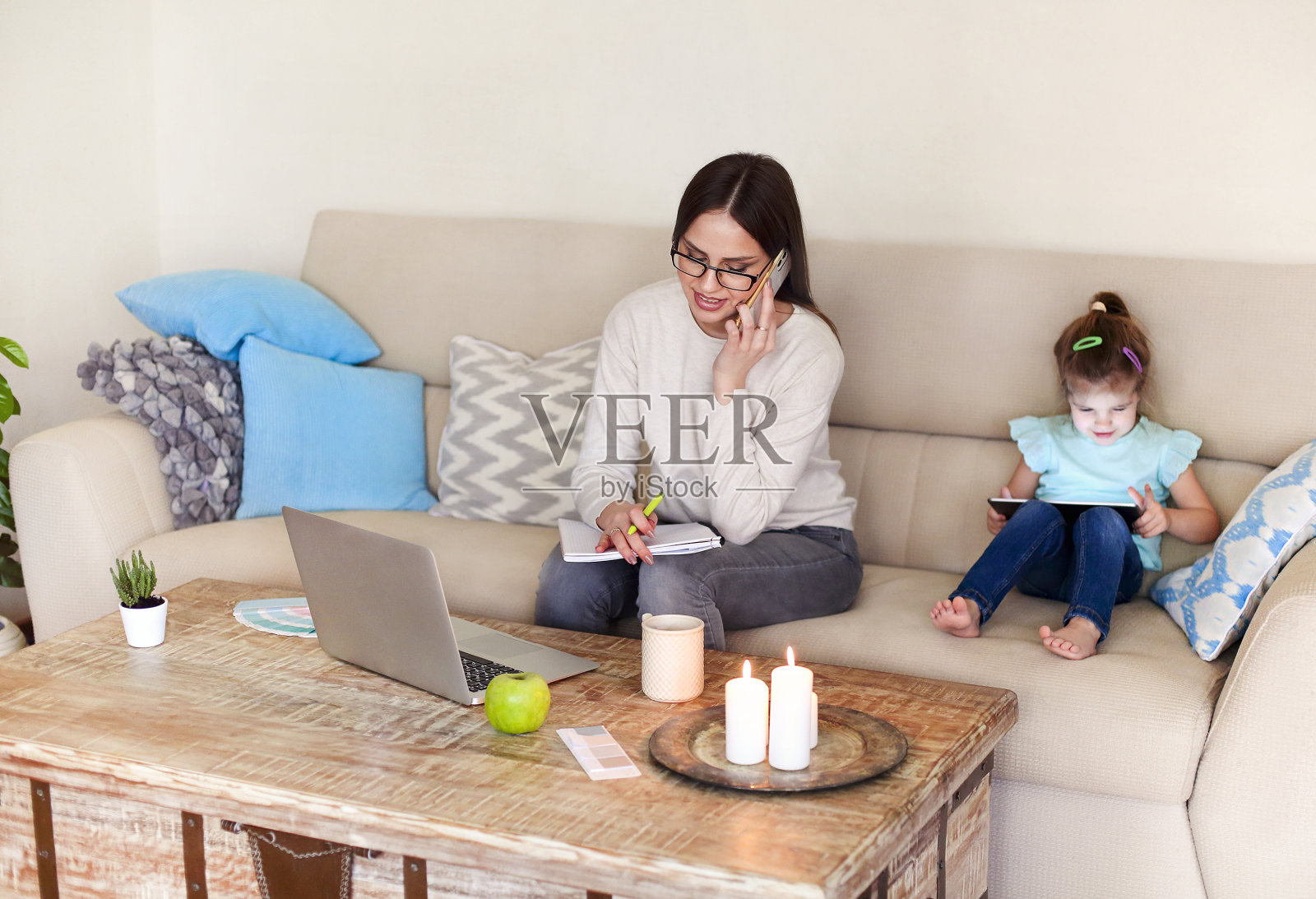 年轻的母亲在家工作照片摄影图片