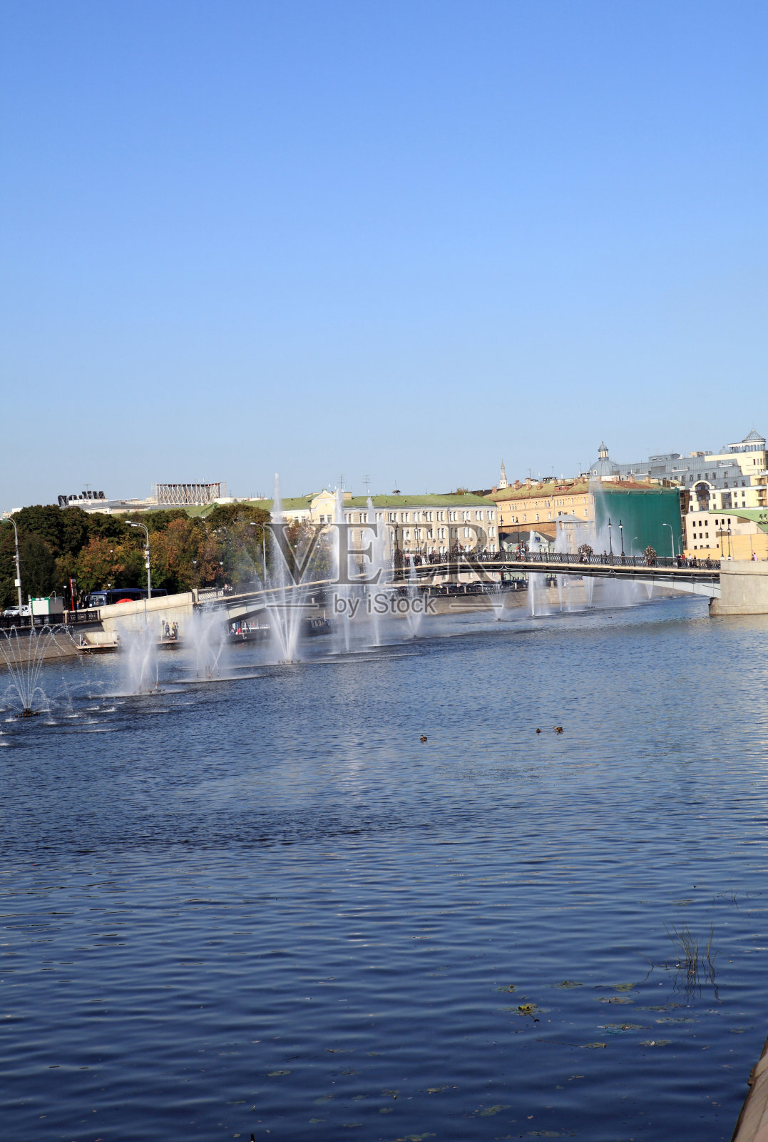 河上有许多喷泉照片摄影图片
