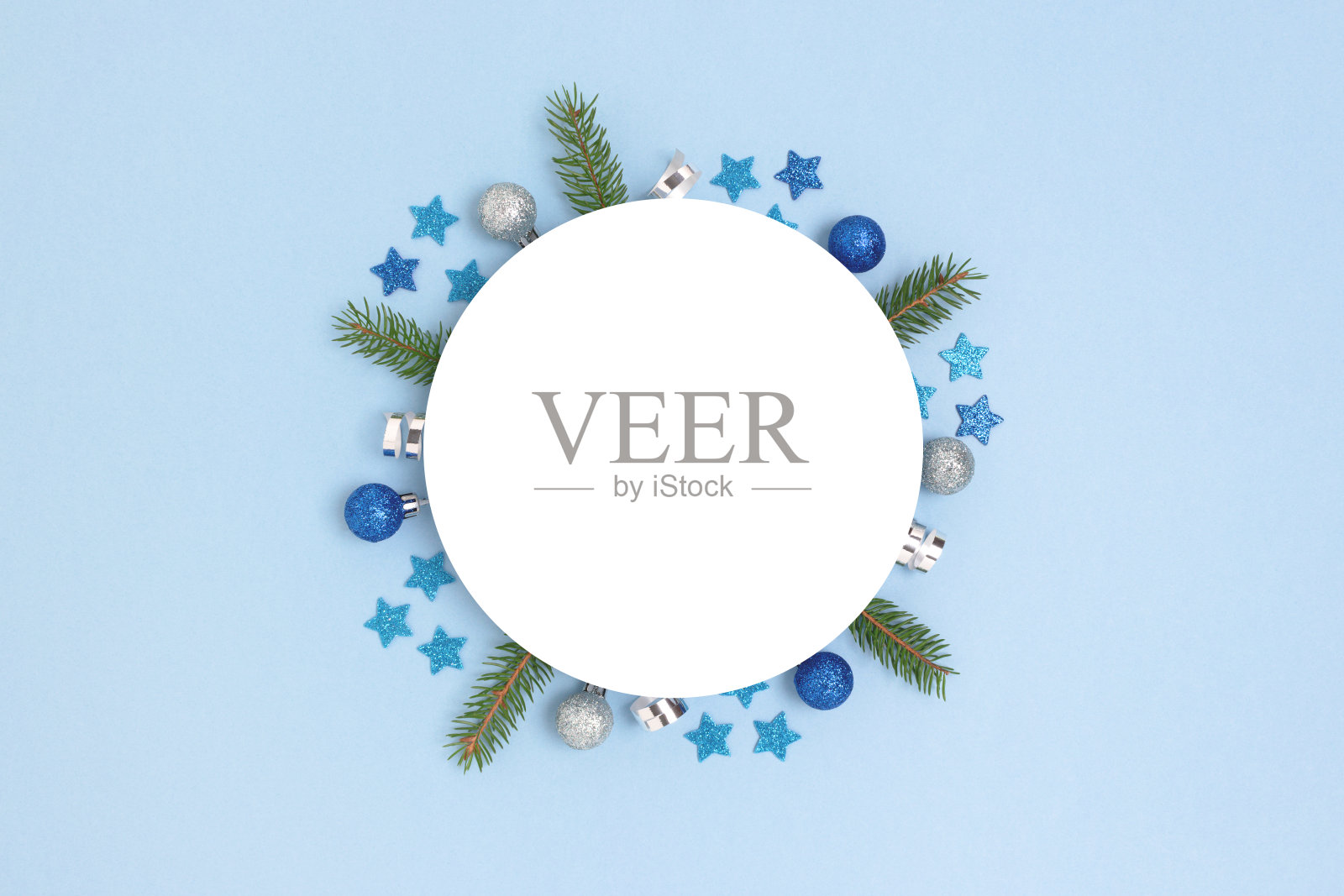 圆纸卡模板与框架制成的圣诞装饰品和云杉树枝。照片摄影图片