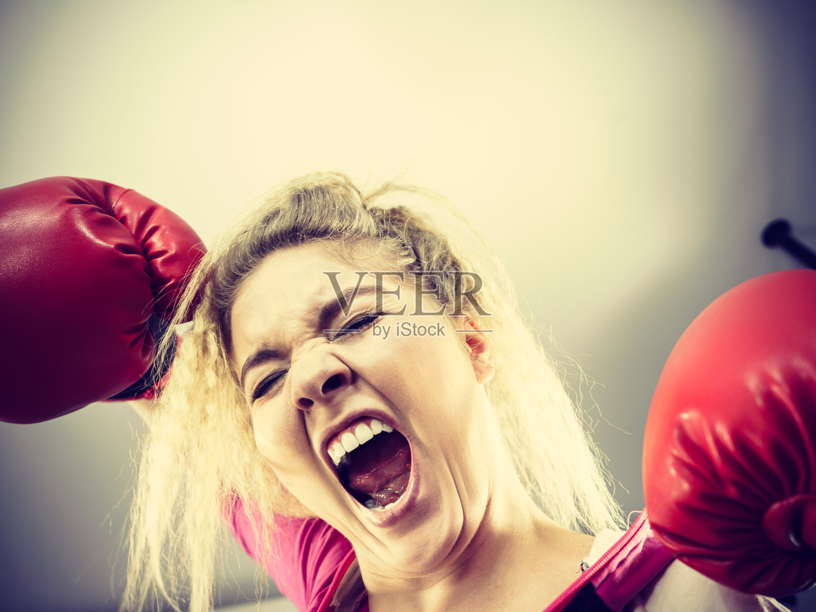 愤怒的女人戴着拳击手套照片摄影图片