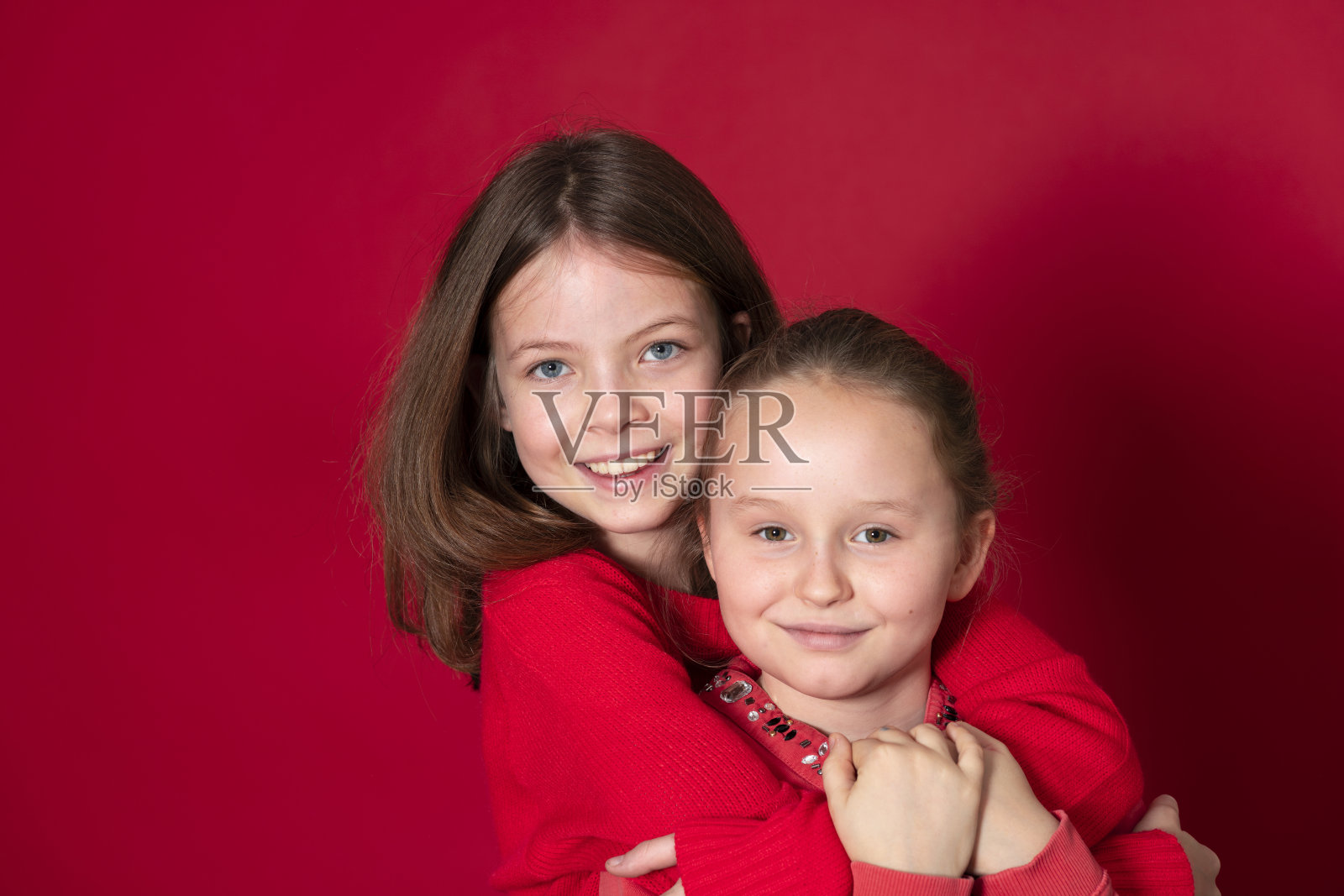 红背景前最好的女友照片摄影图片