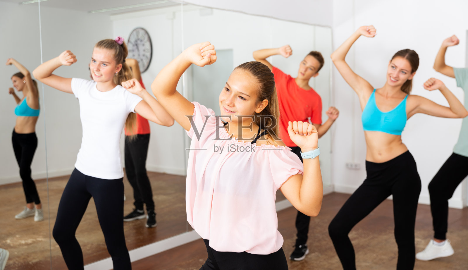 少女与团体练习舞蹈照片摄影图片