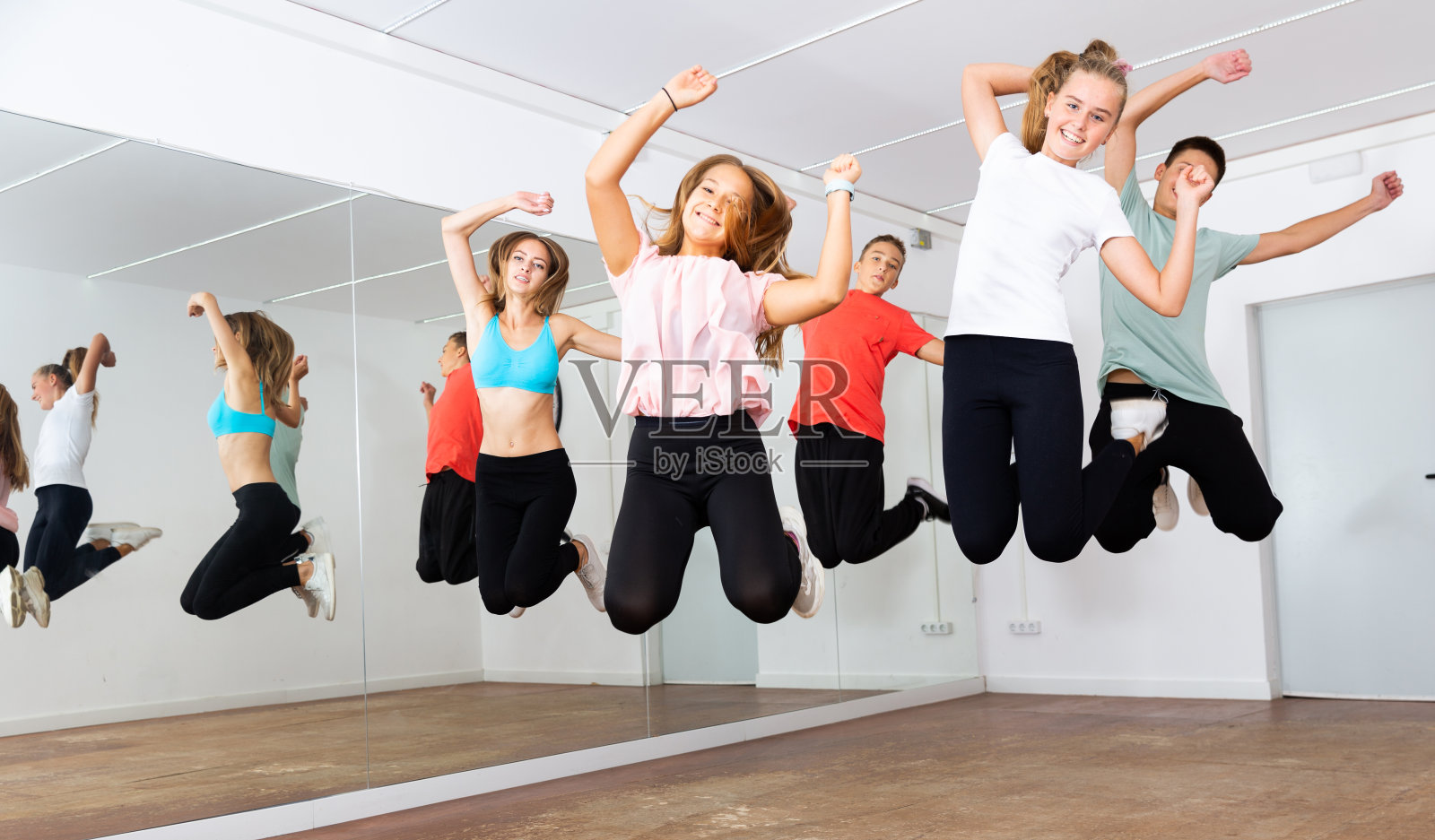 快乐少年在舞蹈课上跳跃照片摄影图片