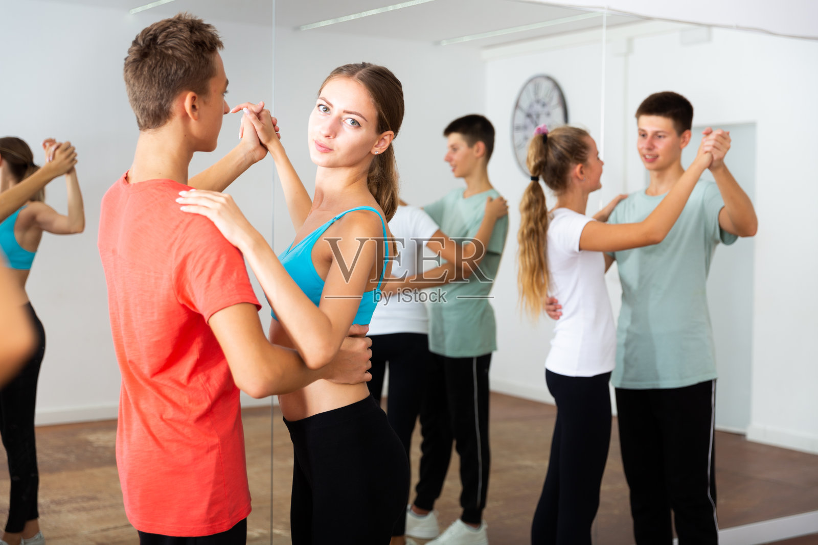 十几岁的男孩和女孩正在练习慢狐步舞照片摄影图片