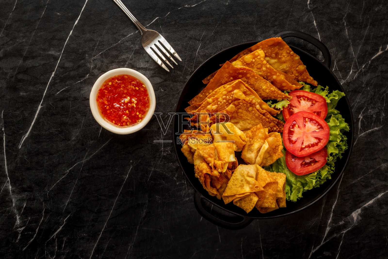 炸馄饨盘子照片摄影图片