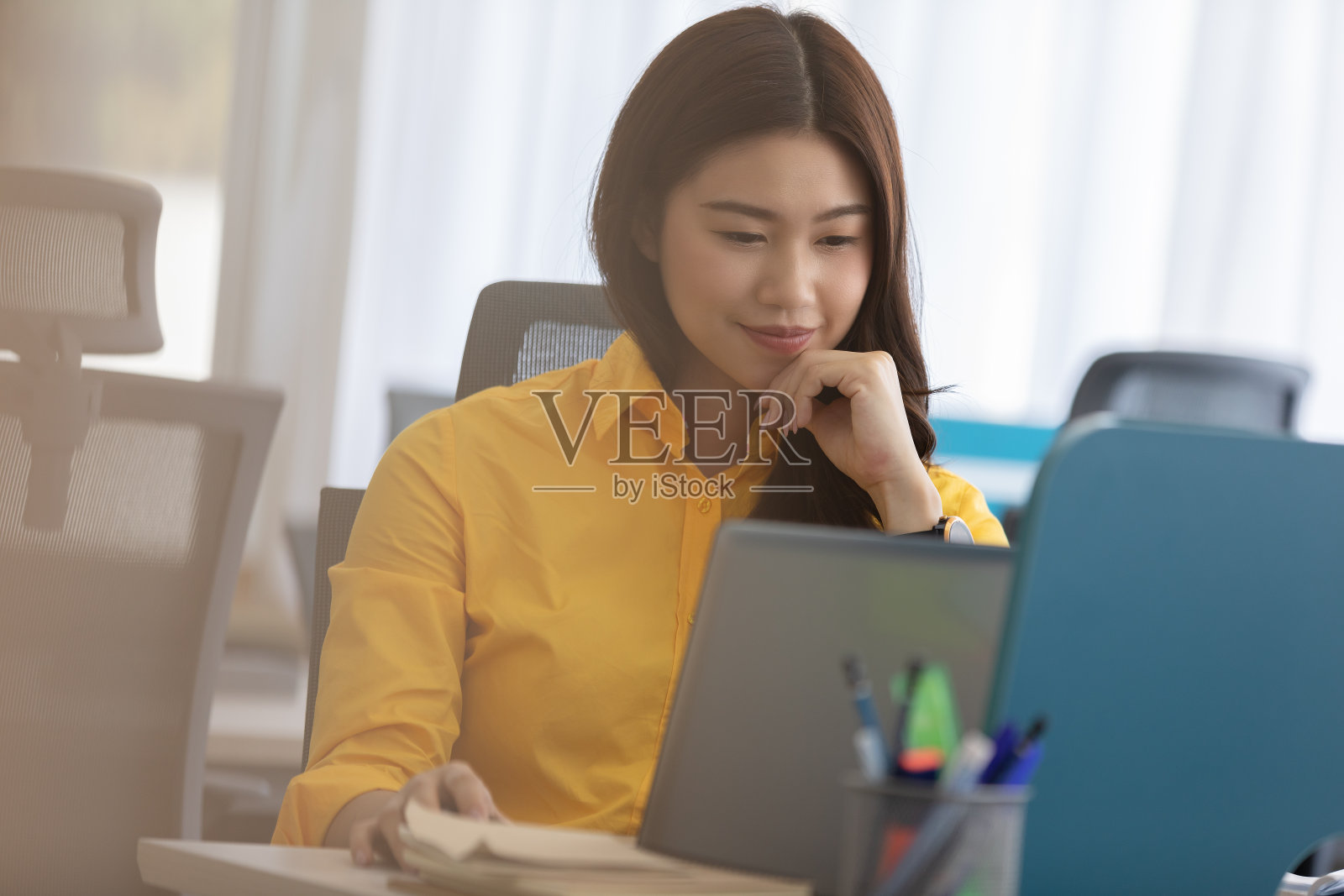 幸福迷人的亚洲女人在现代办公室或联合办公空间的商业创业的想法和要求，黄色衬衫与电脑笔记本电脑工作，创业概念照片摄影图片