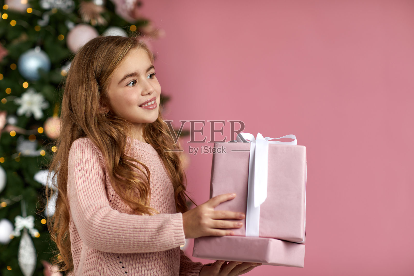 一个小女孩拿着圣诞礼物盒照片摄影图片