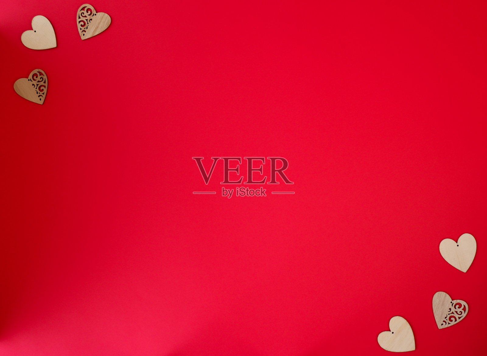 红色背景上漂亮的小木心照片摄影图片