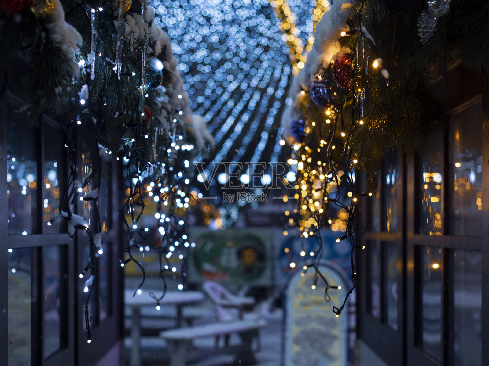 节日花环和灯笼挂在圣诞节和新年的房子装饰照片摄影图片