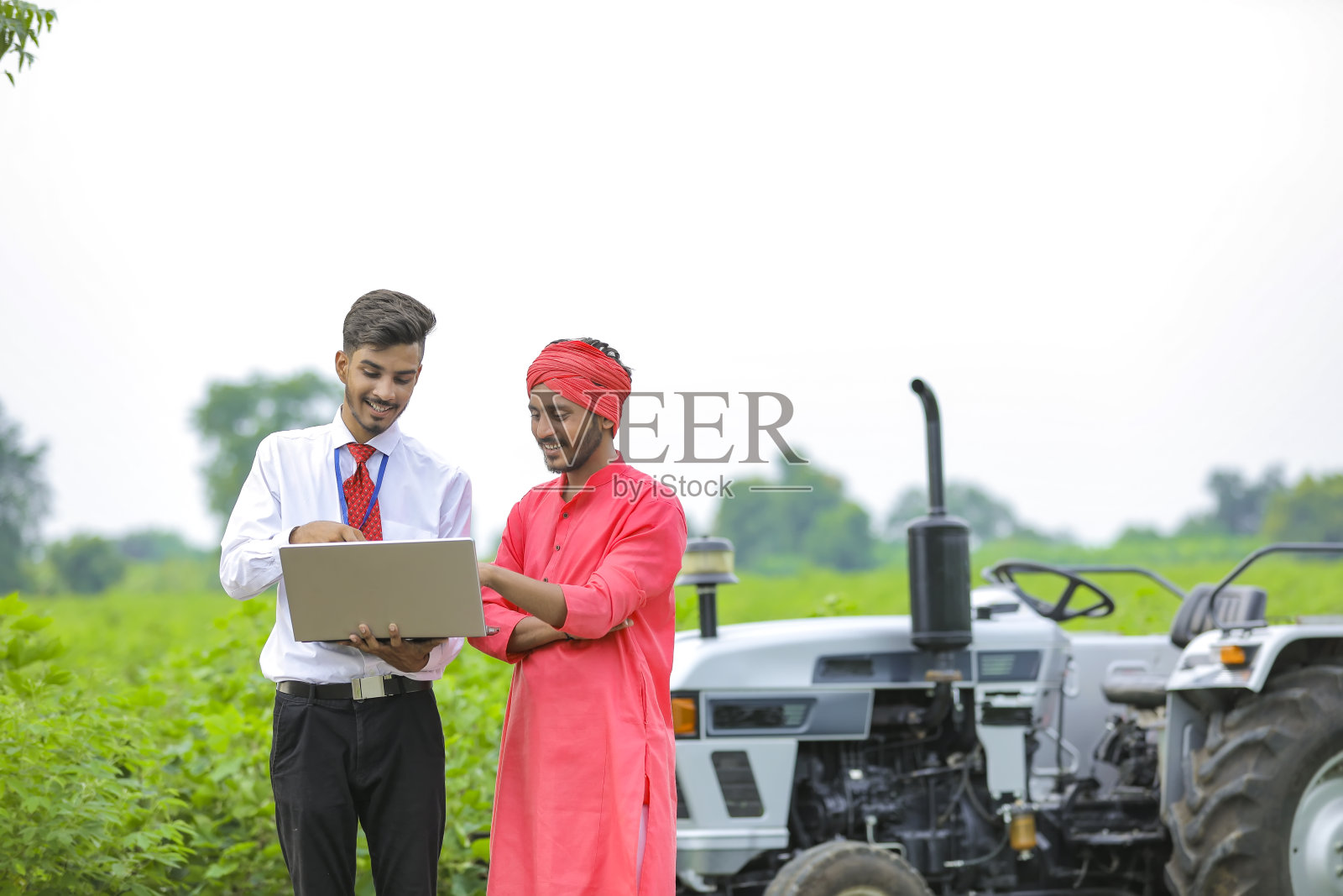 年轻的印度农学家在农业领域用笔记本电脑向农民展示一些信息照片摄影图片