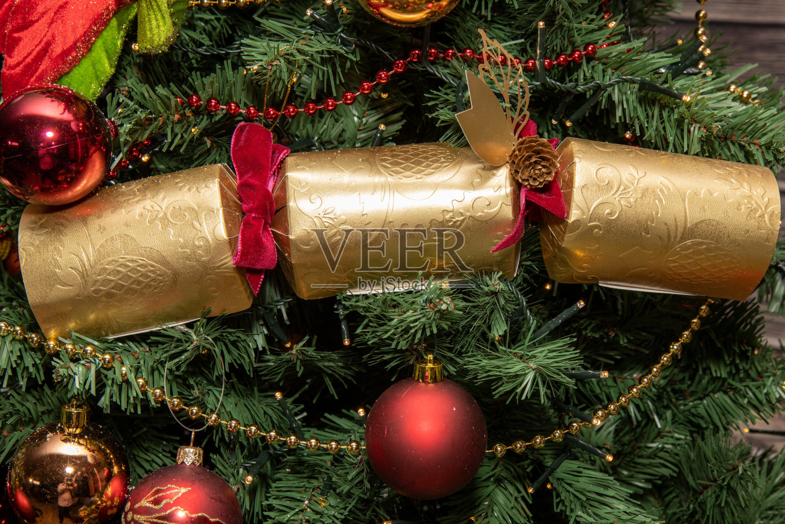 这是传统的英国圣诞树上的拉炮照片摄影图片