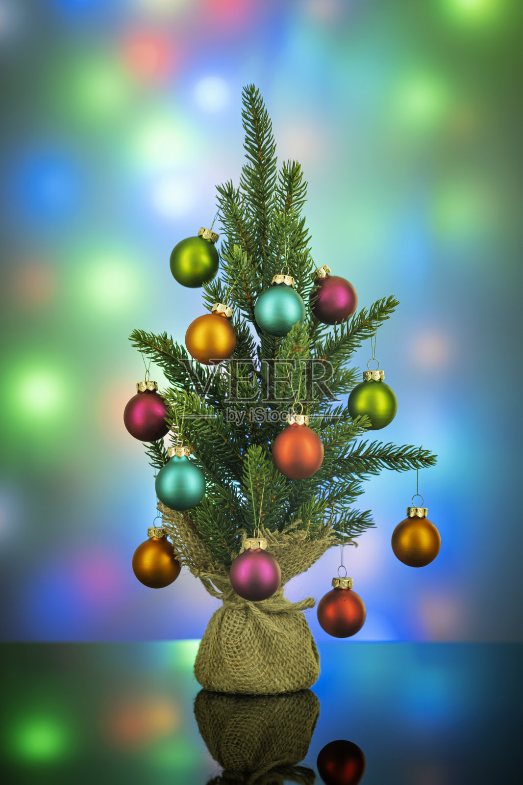 装饰绿色圣诞树上模糊的彩色背景。照片摄影图片
