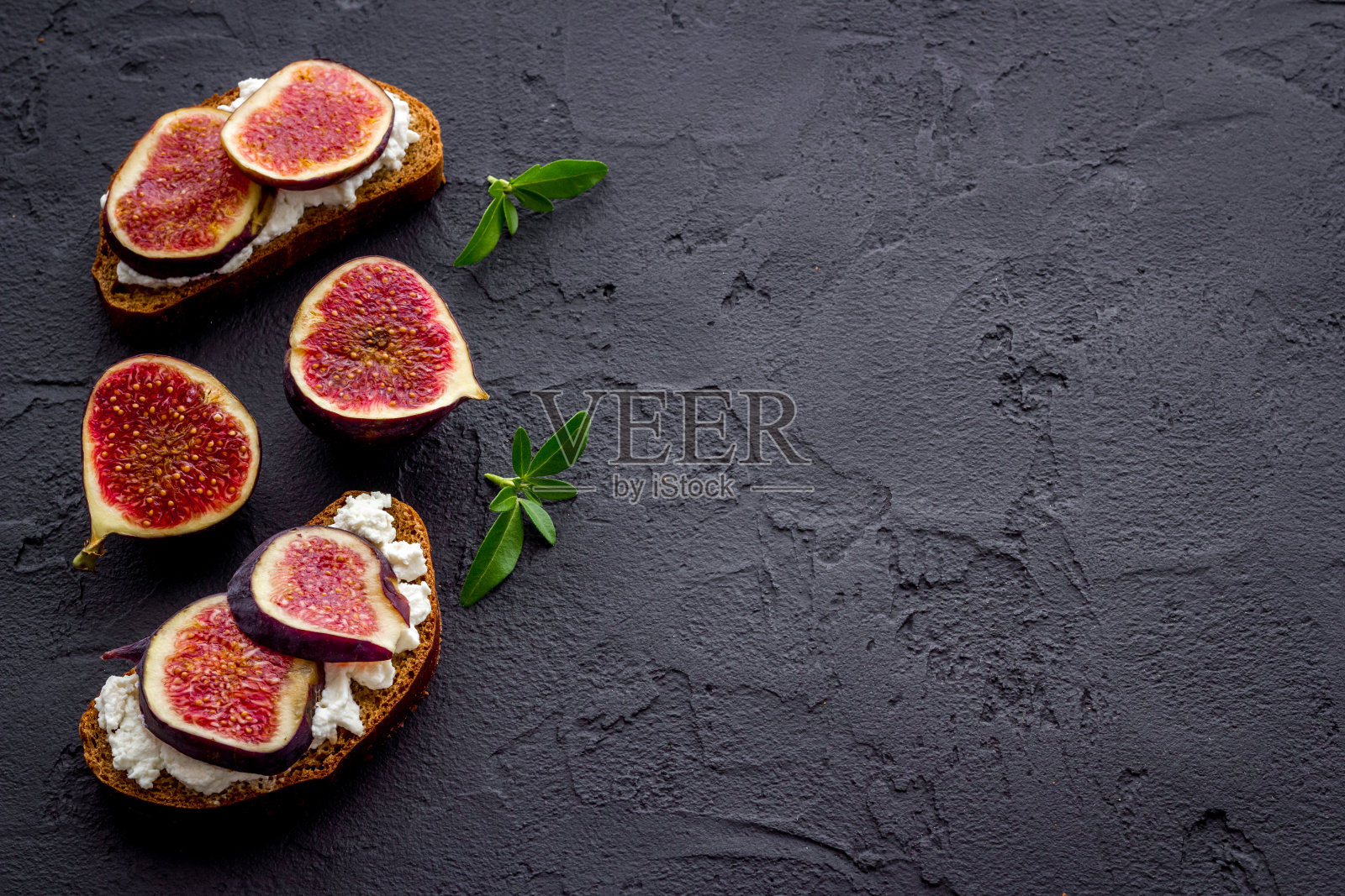 小点心或三明治配无花果和奶酪，俯瞰照片摄影图片