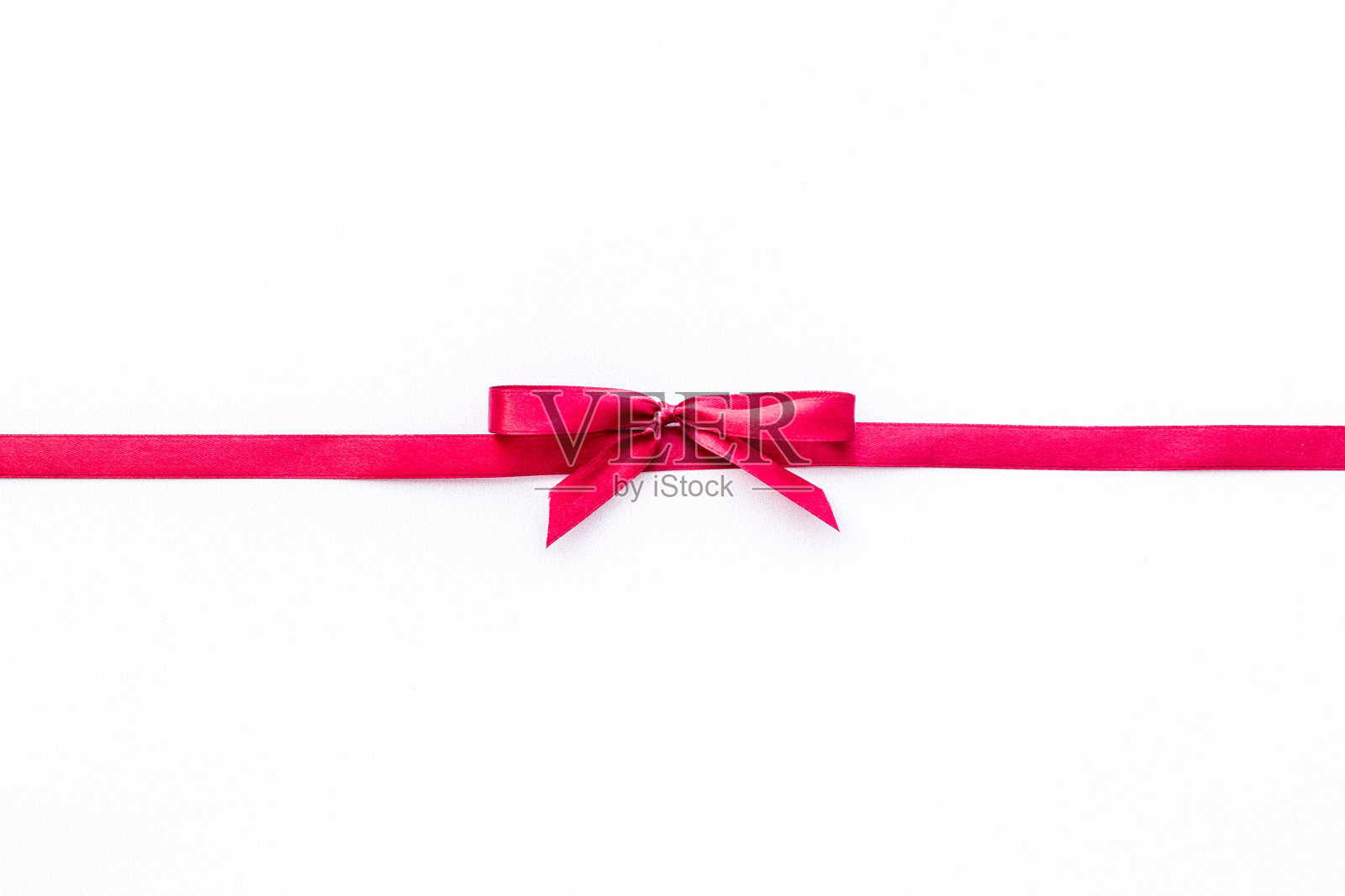 红色丝带与蝴蝶结孤立在白色。前视图。本空间照片摄影图片