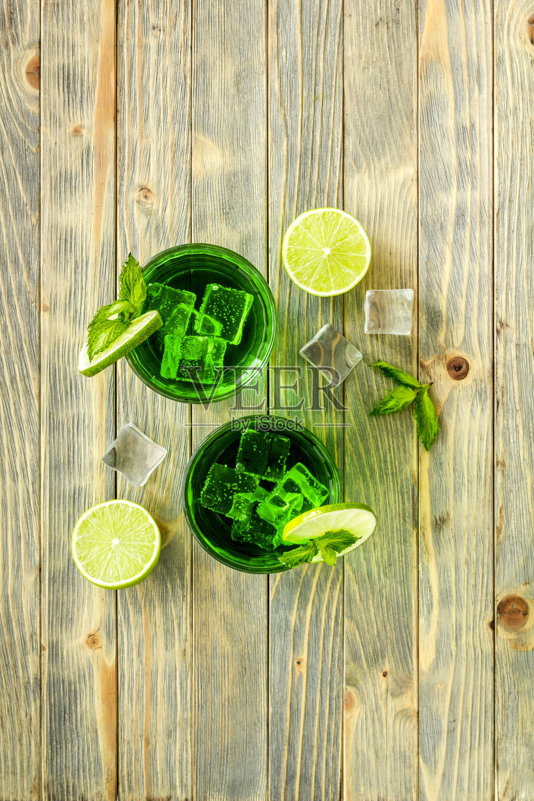 一杯冰莫吉托或柠檬水加柠檬和薄荷照片摄影图片