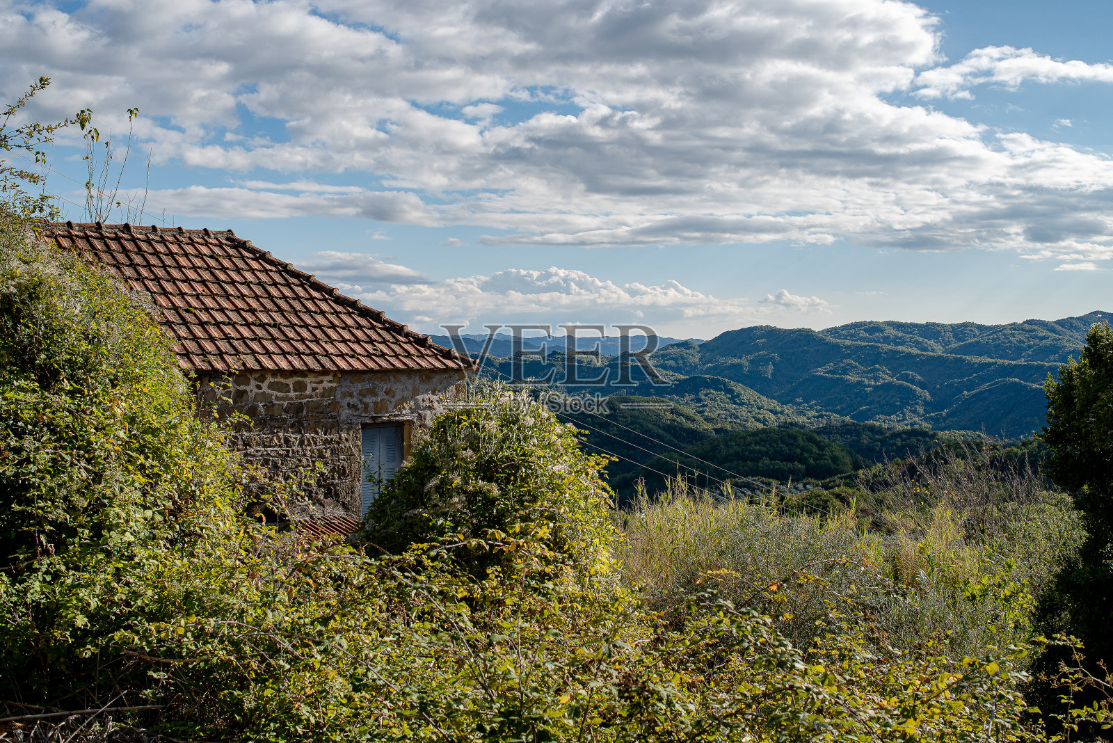 希腊伊庇鲁斯Tzoumerka - 2017年10月28日:阳光明媚的山景照片摄影图片