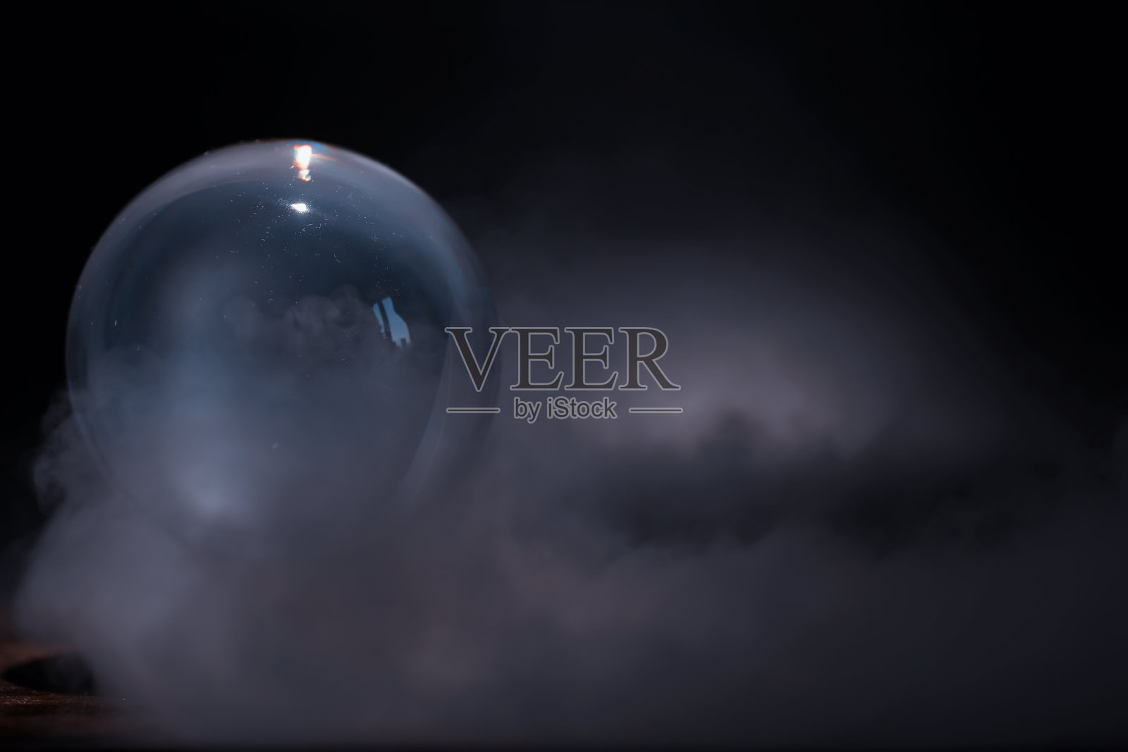 预言命运的水晶球。猜测未来。照片摄影图片