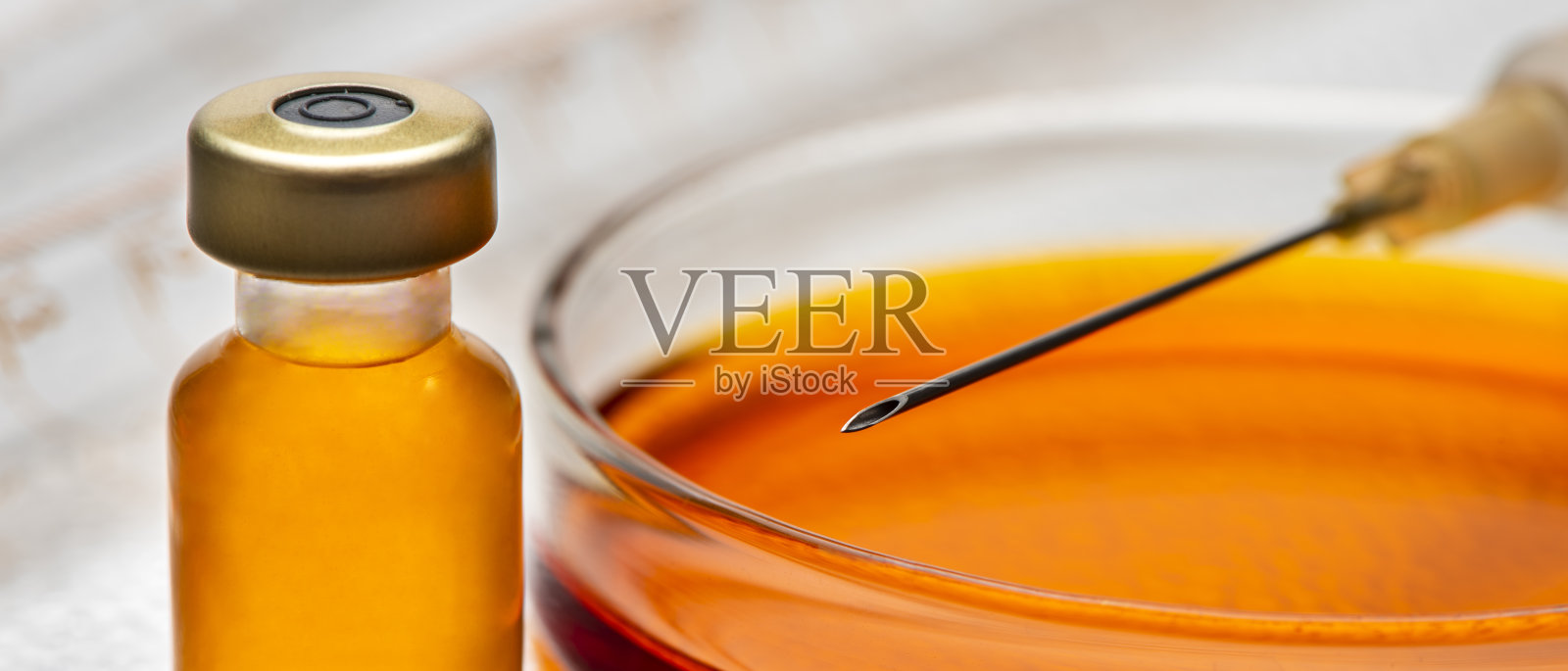 用血清和注射器接种COVID-19病毒疫苗照片摄影图片