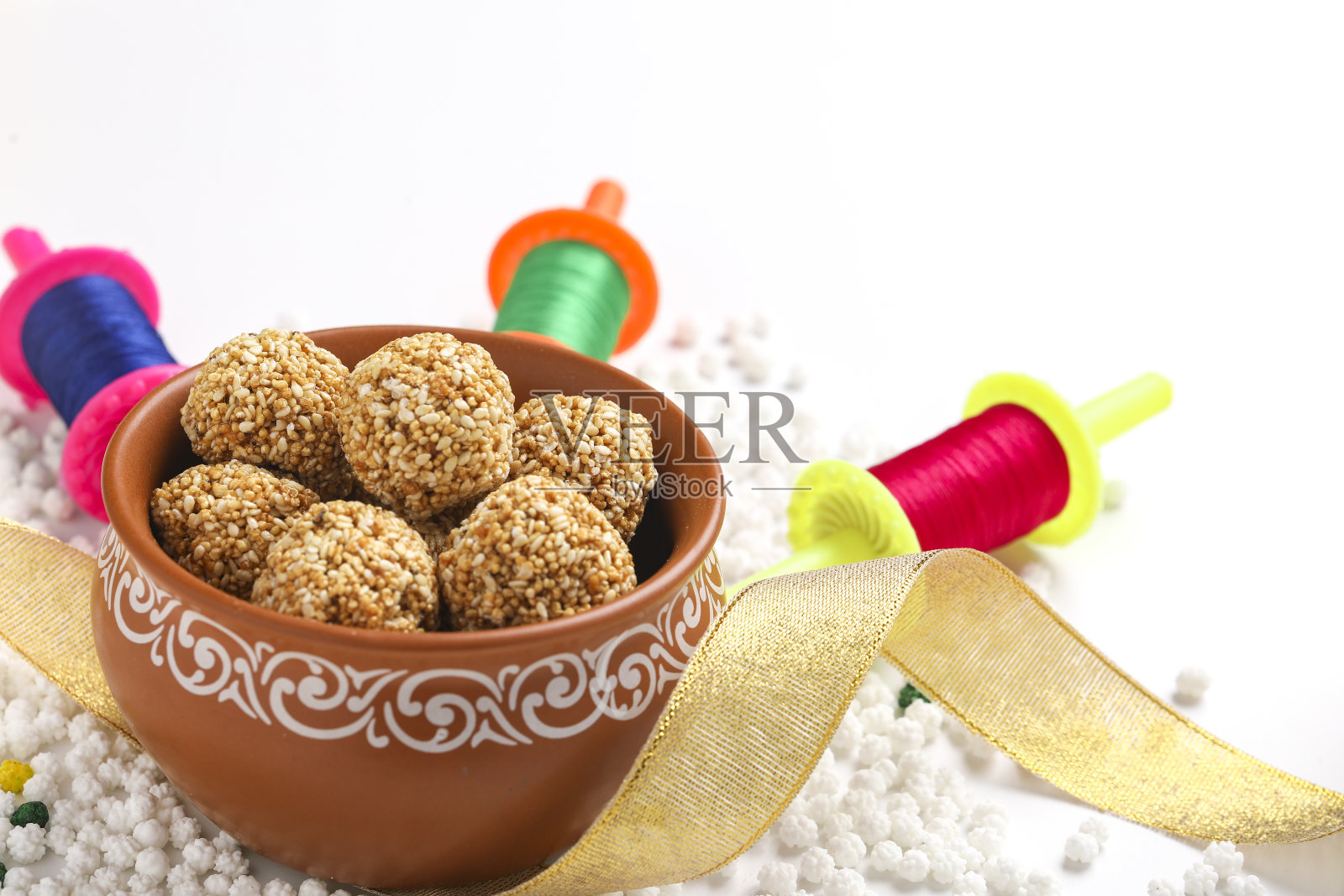 Til Gul OR Sweet Sesame Laddu与Fikri为印度节日Makar Sankranti白色背景照片摄影图片
