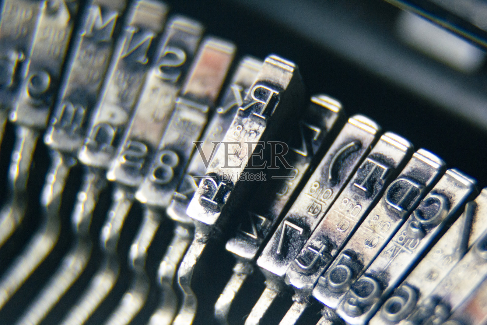 那些印着旧打字机里字母的铁锤照片摄影图片