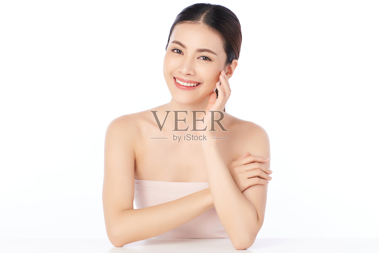 美丽的年轻亚洲女人与干净的新鲜的皮肤在白色的背景，面部护理，面部治疗，美容，美容和水疗，亚洲妇女肖像照片摄影图片