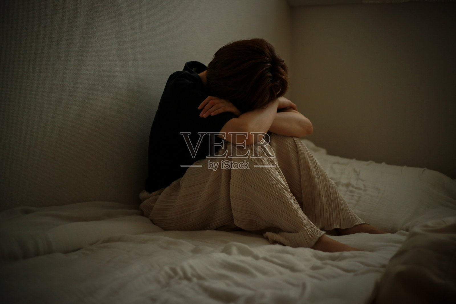 悲伤中的女人照片摄影图片