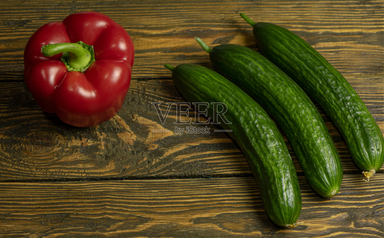新鲜的绿黄瓜和甜椒孤立在木质背景上照片摄影图片